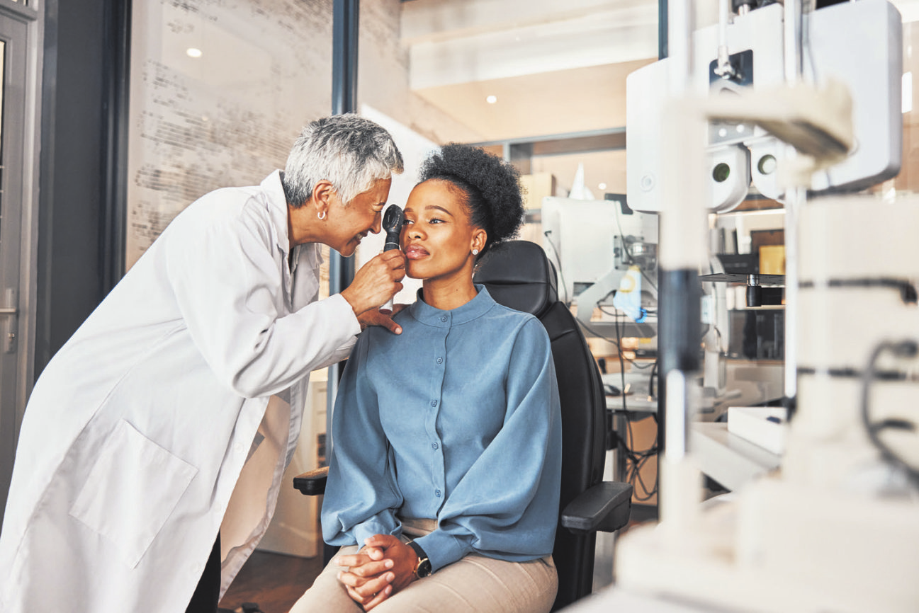 Seine Augengesundheit sollte man immer auch selbst im Blick haben und regelmäßig zum Optiker gehen. Foto: Adobe Stock